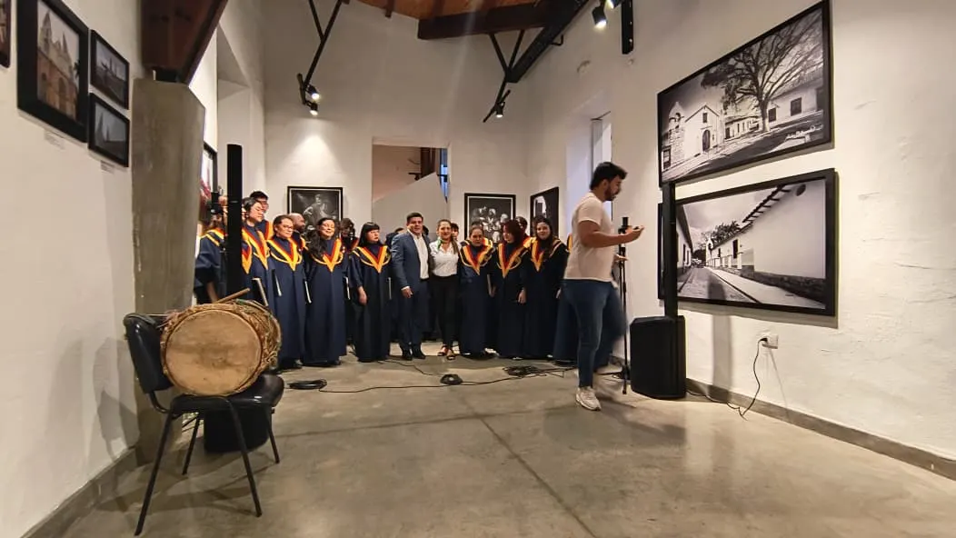 La Coral en una presentación en la galería de un museo