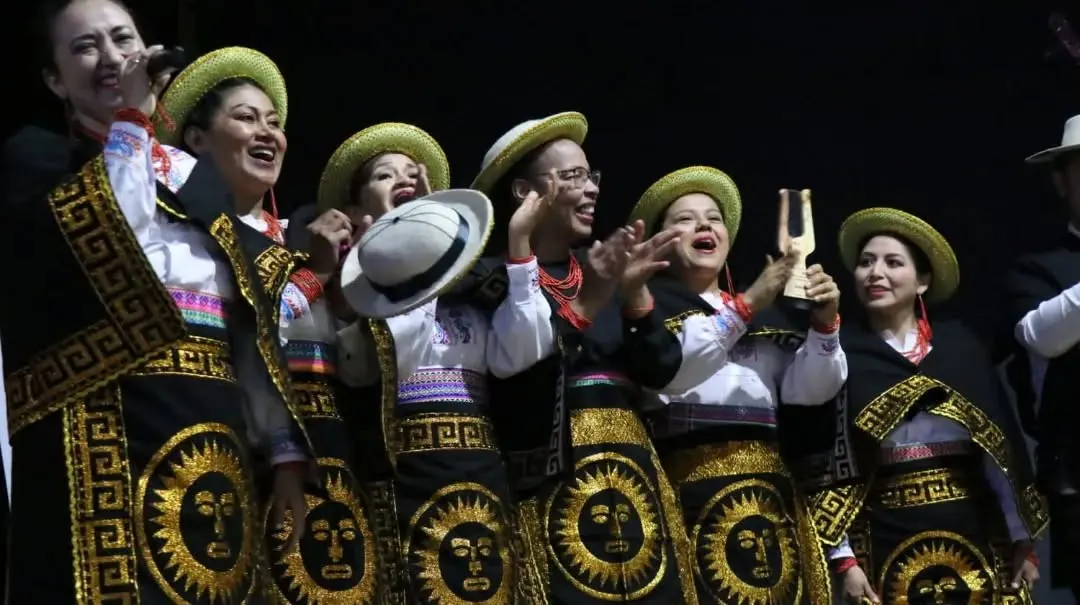 La Coral con vestuario tradicional durante una presentación de festival